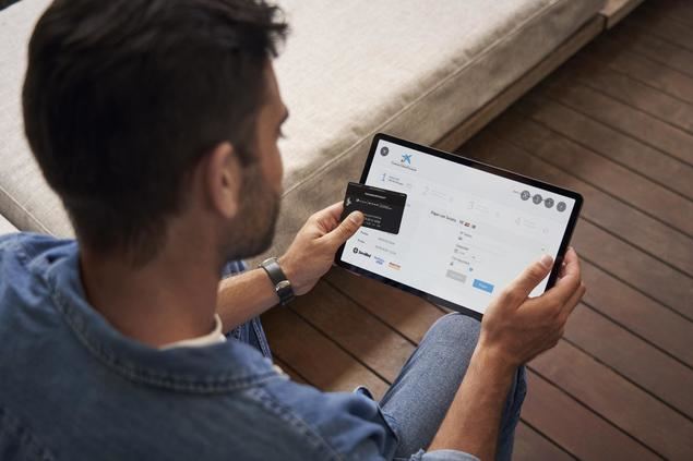 CaixaBank fue pionera en la sustitución del plástico por materiales reciclados en sus tarjetas, puesto en marcha en 2021, y actualmente cuenta con más de 20 millones de tarjetas fabricadas con materiales ecológicos en circulación.