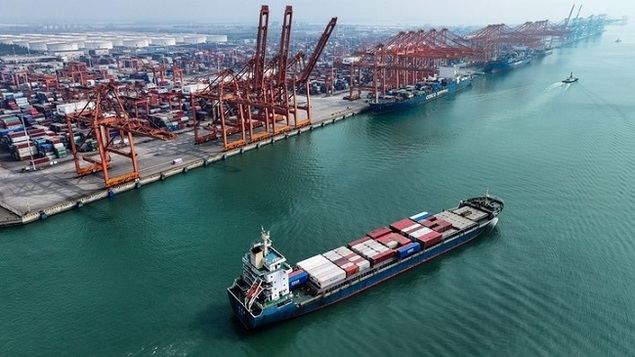 Vista aérea del 24 de noviembre de 2023 de un buque portacontenedores saliendo del puerto de Qinzhou, en la ciudad de Qinzhou, en la región autónoma de la etnia zhuang de Guangxi, en el sur de China. (Xinhua/Zhang Ailin)