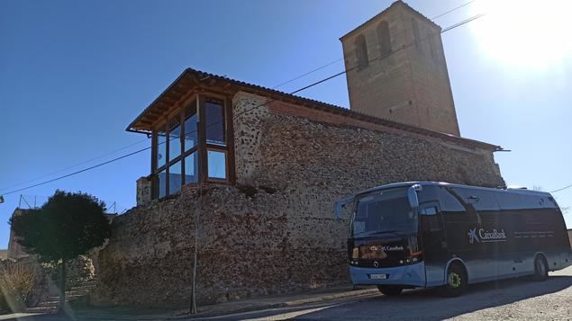 Oficina móvil de CaixaBank en la localidad de Narros del Castillo (Ávila).