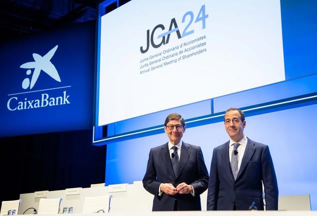 El presidente de CaixaBank, José Ignacio Goirigolzarri, y el consejero delegado, Gonzalo Gortázar, en la Junta General Ordinaria de Accionistas.