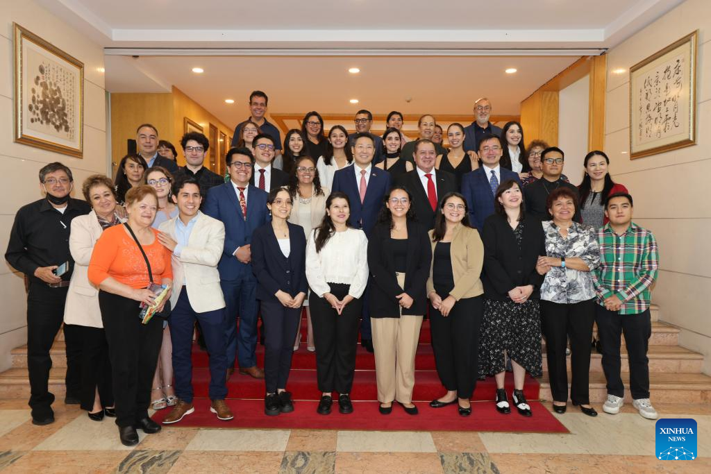 CIUDAD DE MEXICO, 6 agosto, 2025 (Xinhua) -- Imagen del 5 de agosto de 2025 del embajador chino en México, Chen Daojiang (c-segunda fila), posando para una fotografía con los becarios que viajarán a China y sus familiares, en la Embajada de China en México, en la Ciudad de México, capital de México. Casi una veintena de jóvenes mexicanos se preparan para viajar próximamente a China, donde cursarán estudios de licenciatura, posgrado e idioma chino, entre otras especialidades, como parte del programa de becas del Gobierno chino para el ciclo 2025-2026. (Xinhua/Li Mengxin)
