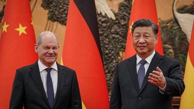 El presidente chino, Xi Jinping, junto al canciller alemán, Olaf Scholz, en el Gran Palacio del Pueblo de Pekín, durante la visita del mes de noviembre pasado. 