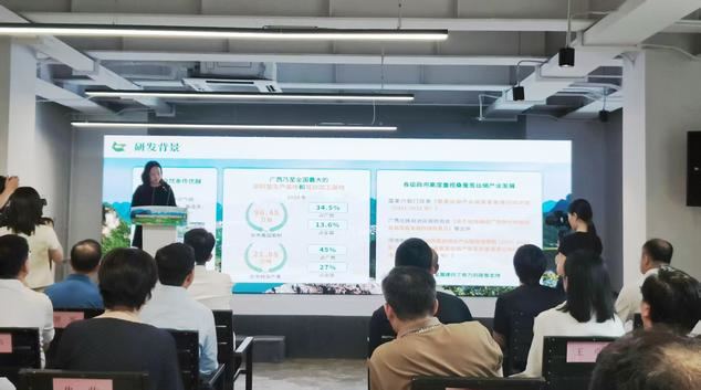 Photo shows the on-site release of the interim results of the Xinhua-Hechi Sericulture Industry Development Index.