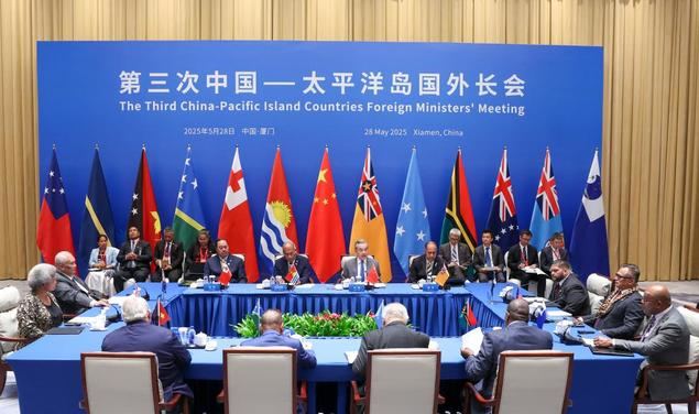 El ministro de Relaciones Exteriores chino, Wang Yi, también miembro del Buró Político del Comité Central del Partido Comunista de China, copreside la Tercera Reunión de Ministros de Relaciones Exteriores de China-Países Insulares del Pacífico junto con el presidente y ministro de Relaciones Exteriores de Kiribati, Taneti Maamau, en Xiamen, en la provincia de Fujian, en el sureste de China, el 28 de mayo de 2025. (Xinhua/Ding Lin)