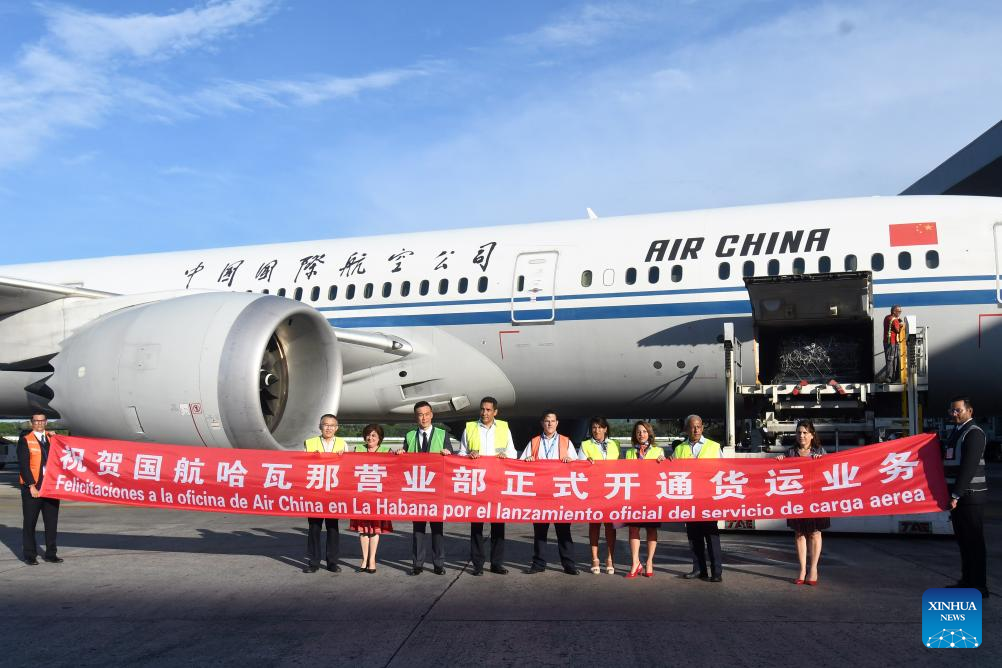 Imagen del 25 de junio de 2025 del embajador chino en Cuba, Hua Xin (4-i), y el ministro de Transporte cubano, Eduardo Rodríguez (5-i), posando para una fotografía frente a un avión procedente de Beijing, capital de China, de la aerolínea Air China, en La Habana, capital de Cuba. La aerolínea Air China comenzó a llevar carga comercial a Cuba, como parte de un programa que profundiza las relaciones entre los dos países, próximas a cumplir 65 años de establecimiento de lazos diplomáticos. (Xinhua/Joaquín Hernández)