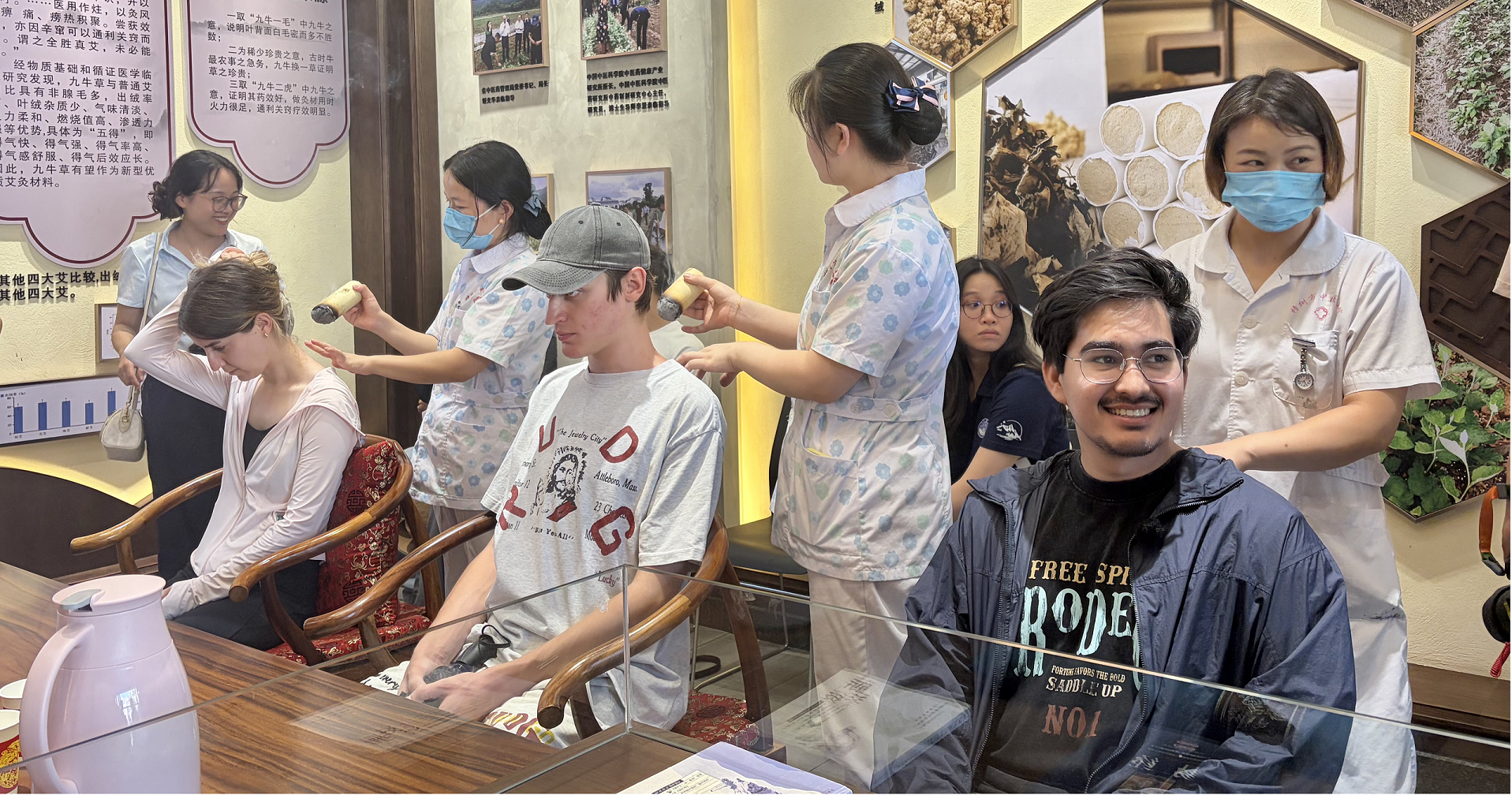 La foto muestra a estudiantes internacionales de la Universidad de Nanchang recibiendo moxibustión en la ciudad de Zhangshu, provincia de Jiangxi, en el centro de China. (Fuente: Centro Integrado de Medios de Yichun)