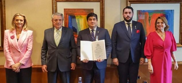 El Presidente de la República de Costa Rica condecorado por la Nobleza del Principado de Asturias