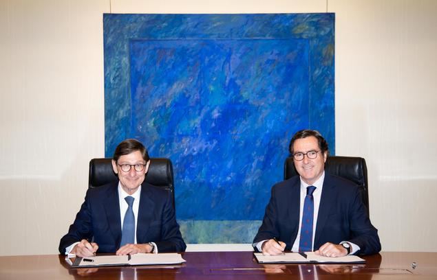 El presidente de CaixaBank, José Ignacio Goirigolzarri, y el presidente de la CEOE, Antonio Garamendi, en el momento de la firma.