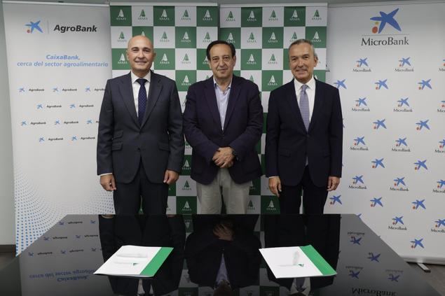 MicroBank firma un convenio de colaboración con ASAJA