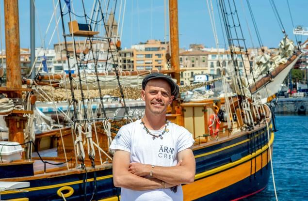Pau Titania, emprendedor que montó un negocio turístico con una goleta en la Costa Brava con el apoyo de MicroBank.