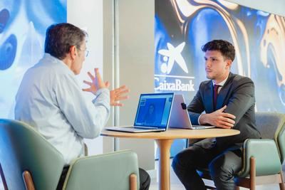 CaixaBank, primer banco que lanza un servicio de videointerpretación en lengua de signos en sus oficinas