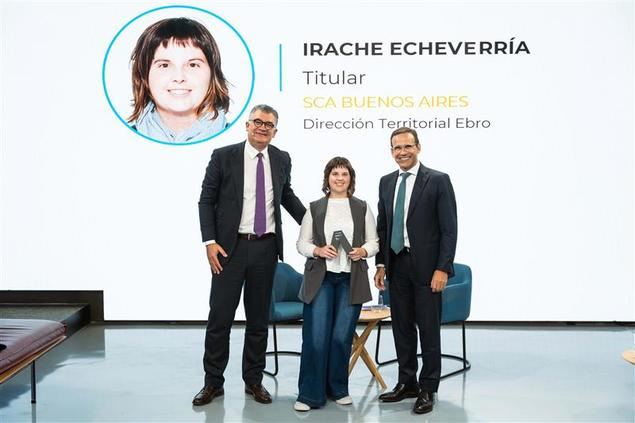 Toni Rodríguez, director comercial de Negocios de CaixaBank; Irache Echeverría, ganadora del 'Premio A Mujer Profesional Autónoma' de CaixaBank, y Jaume Masana, director de Negocio de CaixaBank.