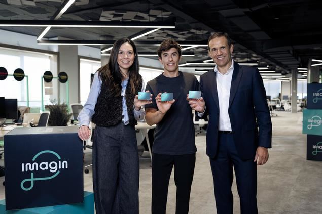 Anna Canela, CEO de imagin; el piloto de MotoGP Marc Márquez; y Jaume Masana, director de Negocio de CaixaBank.