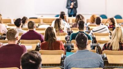 ¿Cuatro años de universidad? El coste podría superar los 53.000 € de media en 2024