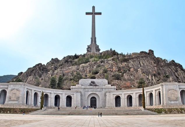La cruz de Franco parece perseguir a este Gobierno más como una maldición que como un desquite histórico, como parecía pretender la cúpula del PSOE: un analista extranjero dijo que Franco aún gana batallas después de muerto.