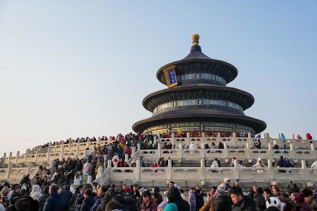 Turistas visitan el Parque Tiantan (Templo del Cielo) en Beijing, la capital china, el 30 de enero de 2025. (Xinhua/Ju Huanzong)