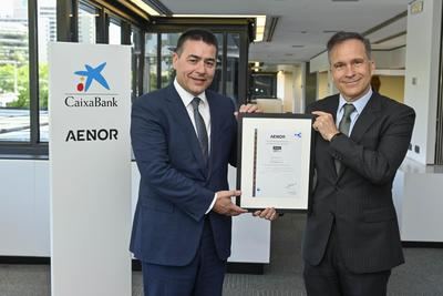 Rafael García, CEO de AENOR, y Jordi Mondejar, director de Negocio de CaixaBank, han participado en el acto de entrega de la certificación.