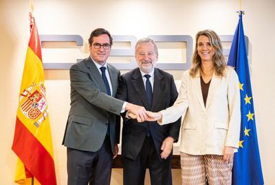 De izquierda a derecha, el presidente de la CEOE, Antonio Garamendi, el presidente de CaixaBank, Tomás Muniesa, y la presidenta de CEPYME, Ángela de Miguel.