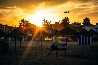 Un estudio de CaixaBank Research confirma que las altas temperaturas afectan al turismo internacional.