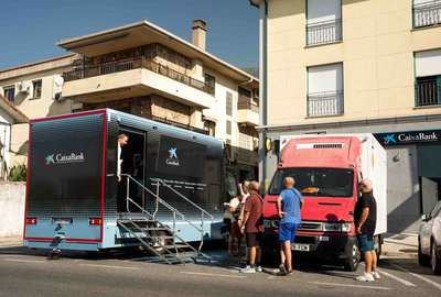 CaixaBank desplaza oficinas móviles a localidades afectadas por los incendios de Ávila para prestar servicios bancarios esenciales