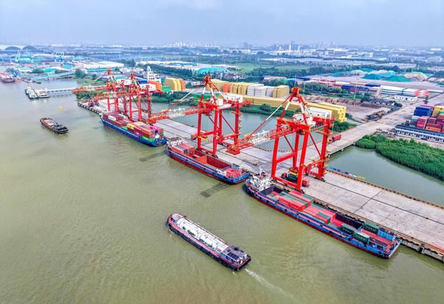 Vista aérea tomada con un dron el 13 de julio de 2025 de una vista del Puerto de Yangzhou, en Yangzhou, en la provincia de Jiangsu, en el este de China.