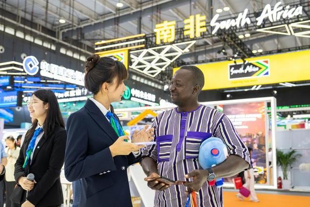 Un visitante extranjero dialoga con una expositora durante la IV Exposición Económica y Comercial China-África, en el Centro Internacional de Convenciones y Exposiciones de Changsha, capital de la provincia central china de Hunan, el 13 de junio de 2025. (Xinhua/Chen Sihan)