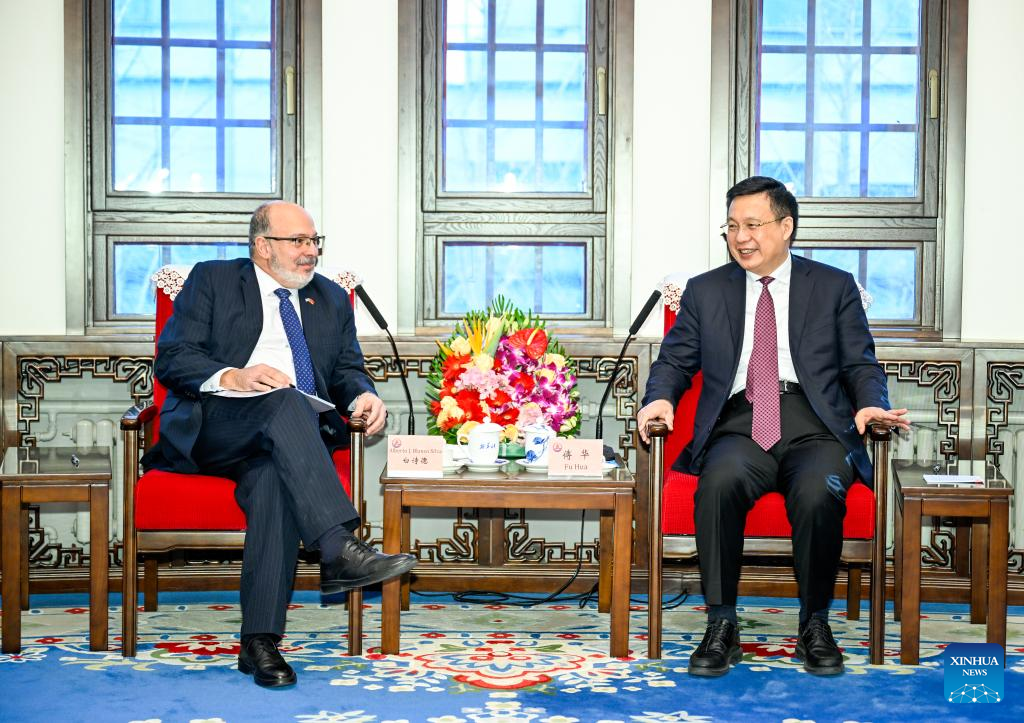 El presidente de la Agencia de Noticias Xinhua, Fu Hua, se reúne con el embajador de Cuba en China, Alberto Blanco Silva, en Beijing, capital de China, el 16 de enero de 2025. Ambas partes acordaron impulsar la cooperación entre Xinhua y medios de comunicación y grupos de expertos cubanos. (Xinhua/Li Xueren)