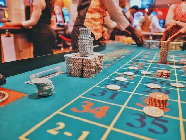 ¿Cómo puedo saber si un casino online tiene una buena reputación?