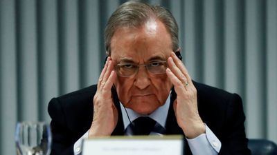 Florentino mete los dedos en el enchufe