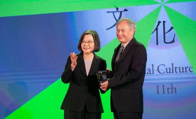 La presidenta Tsai Ing-wen y el célebre cineasta Ang Lee en la ceremonia de los Premios Presidenciales de Cultura. (Foto cortesía de la Oficina Presidencial)