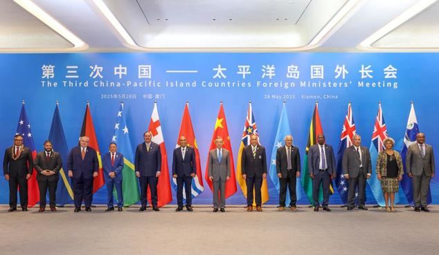 El ministro de Relaciones Exteriores chino, Wang Yi, también miembro del Buró Político del Comité Central del Partido Comunista de China, copreside la Tercera Reunión de Ministros de Relaciones Exteriores de China-Países Insulares del Pacífico junto con el presidente y ministro de Relaciones Exteriores de Kiribati, Taneti Maamau, en Xiamen, en la provincia de Fujian, en el sureste de China, el 28 de mayo de 2025. (Xinhua/Ding Lin)