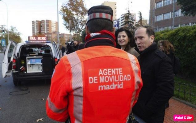 Los agentes de movilidad de Madrid están ya midiendo las emisiones de los vehículos en las calles