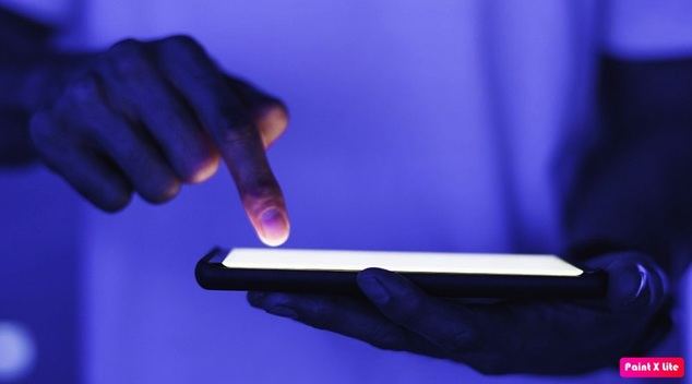 Nueve de cada diez usuarios de apps de citas las utiliza durante el horario laboral