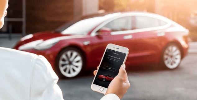 La realidad supera la ficcion: ahora abrimos coches compartidos con el movil, algo imposible hace 10 anos