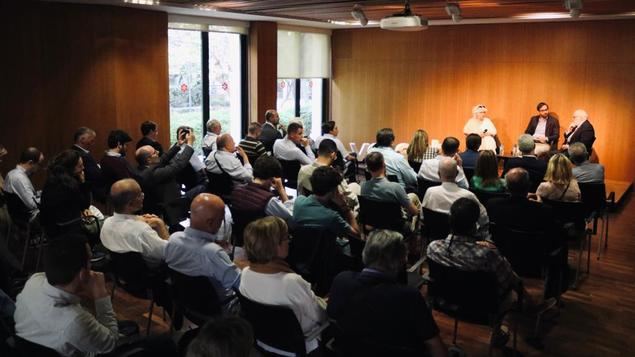 Valents reclama la unión del constitucionalismo en un diálogo entre Valentí Puig y Teresa Freixes
