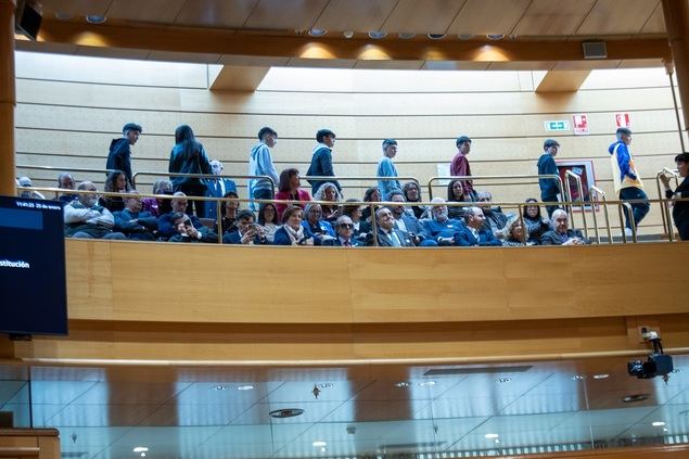 Con la aprobación definitiva de la reforma del artículo 49 de la Constitución España ensancha su democracia