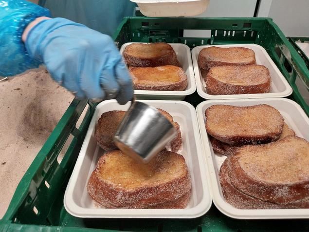El Corte Inglés elabora más de 400.000 torrijas de forma artesanal desde su obrador central