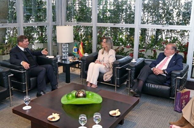 Josué Gomes da Silva (presidente FIESP) Antonio del Corro (director ejecutivo de la CCBE) y Trinidad Jiménez (presidenta de la CCBE)