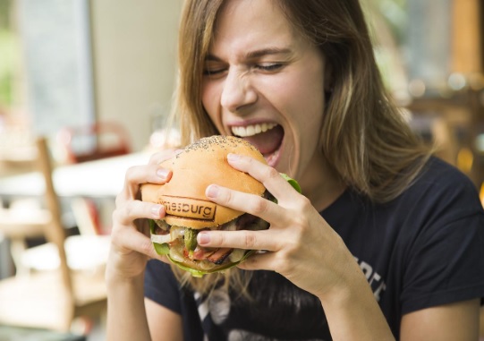 ¿Mejora el kétchup el sabor de una hamburguesa?
