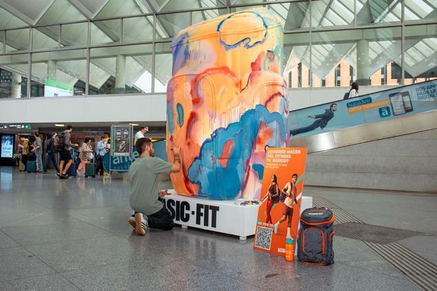 Basic-Fit instala una mochila gigante en Atocha para celebrar su expansión en España