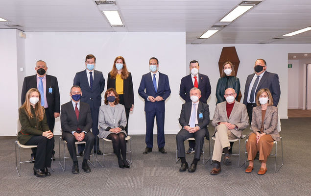Gonzalo Gortázar (en el centro), consejero delegado de CaixaBank, junto con los miembros del Comité Consultivo de Accionistas.