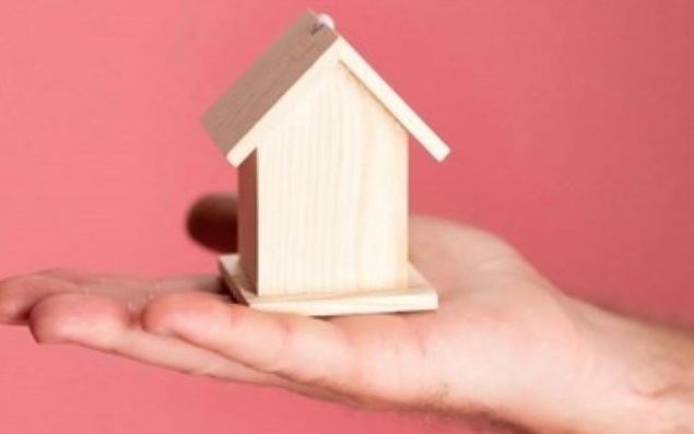 Los españoles compran las viviendas un 5,3% más caras y alquilan un 3% más barato