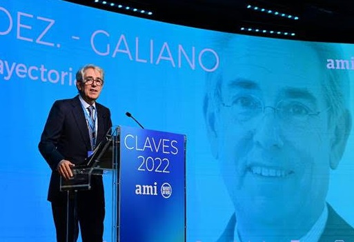 Mario Vargas Llosa y Antonio Fernández-Galiano reciben los Premios de la Asociación de Medios de Información