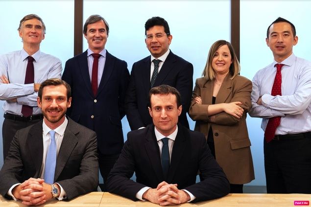 De izquierda a derecha, Francisco García Paramés; Vicente Martín Brogeras; Iván Chvedine Santamaría; Carmen Pérez Baguena; Mingkun Chan; Juan Huerta de Soto Huarte; Juan Cantus Pastor