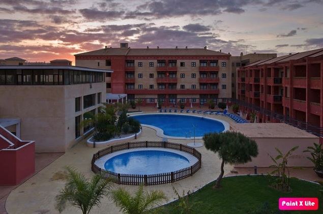 Conflictos de vecinos en verano: ¿qué es legal hacer y qué no en la comunidad de propietarios?