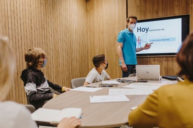 La Asociación de Voluntarios de CaixaBank y el IEF forman a más de 700 jóvenes madrileños en cultura financiera básica