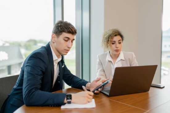 ¿Cuáles son las ventajas de la evaluación periódica del desempeño de los empleados?