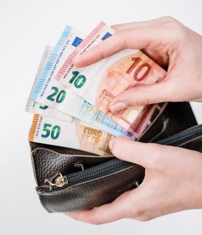 Casi el 70% de los españoles sigue usando el efectivo para realizar sus operaciones habituales