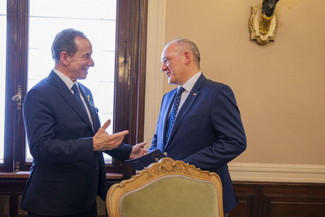 A la izquierda, el Presidente del Senado polaco don Tomasz Grodzk, junto al cónsul de Polonia en Castilla León y Cantabria, don Álvaro Enrique de Villamor.