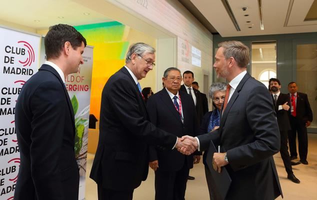 Liderando en un mundo de crisis convergentes; un llamado al G20